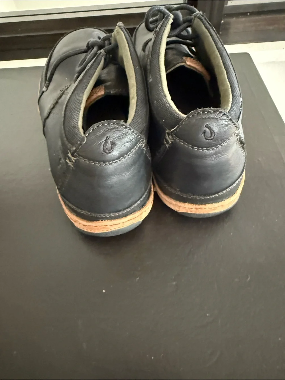 Olukai kamuela black leather chukka boots size